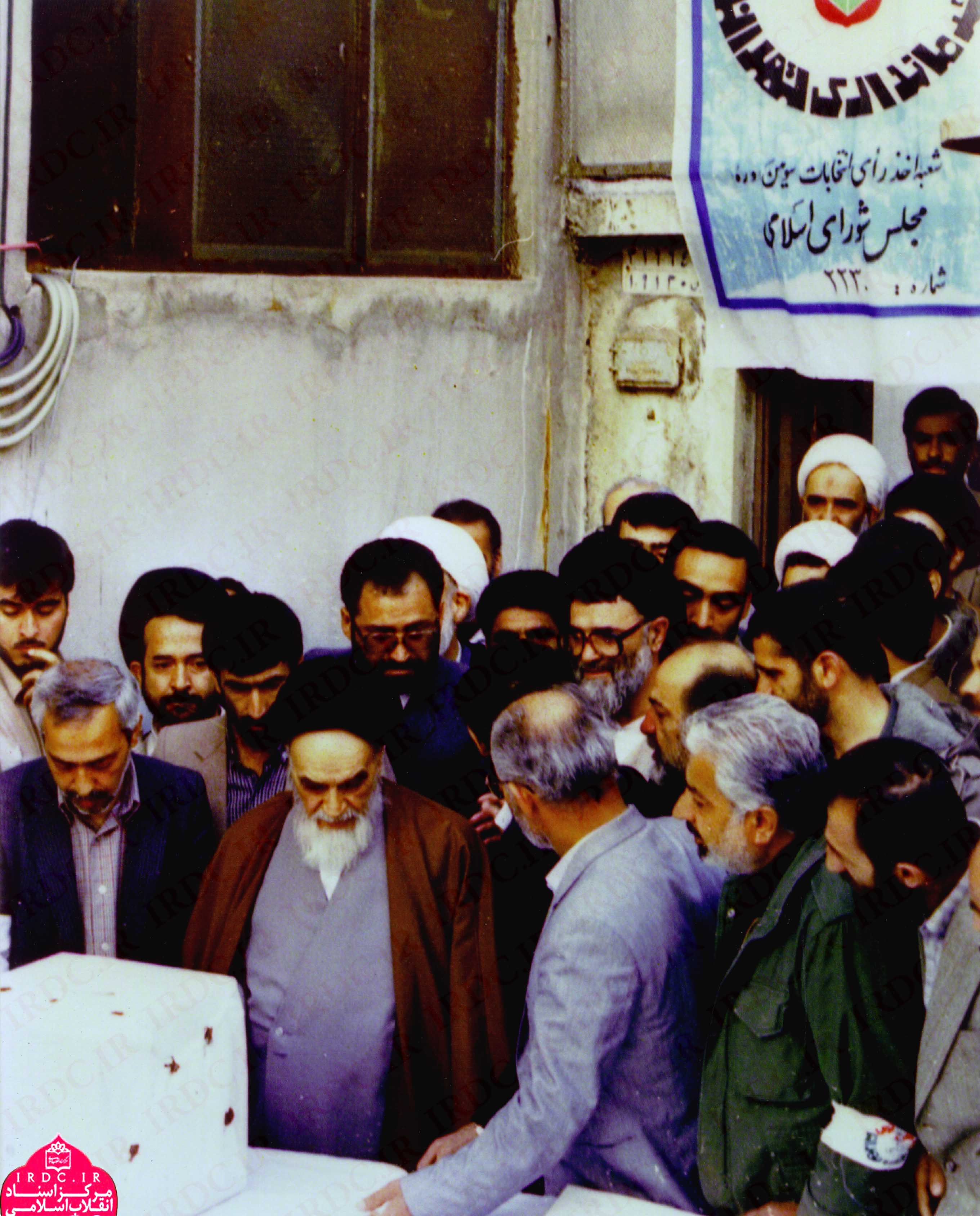 تصاویری از شرکت امام در انتخابات