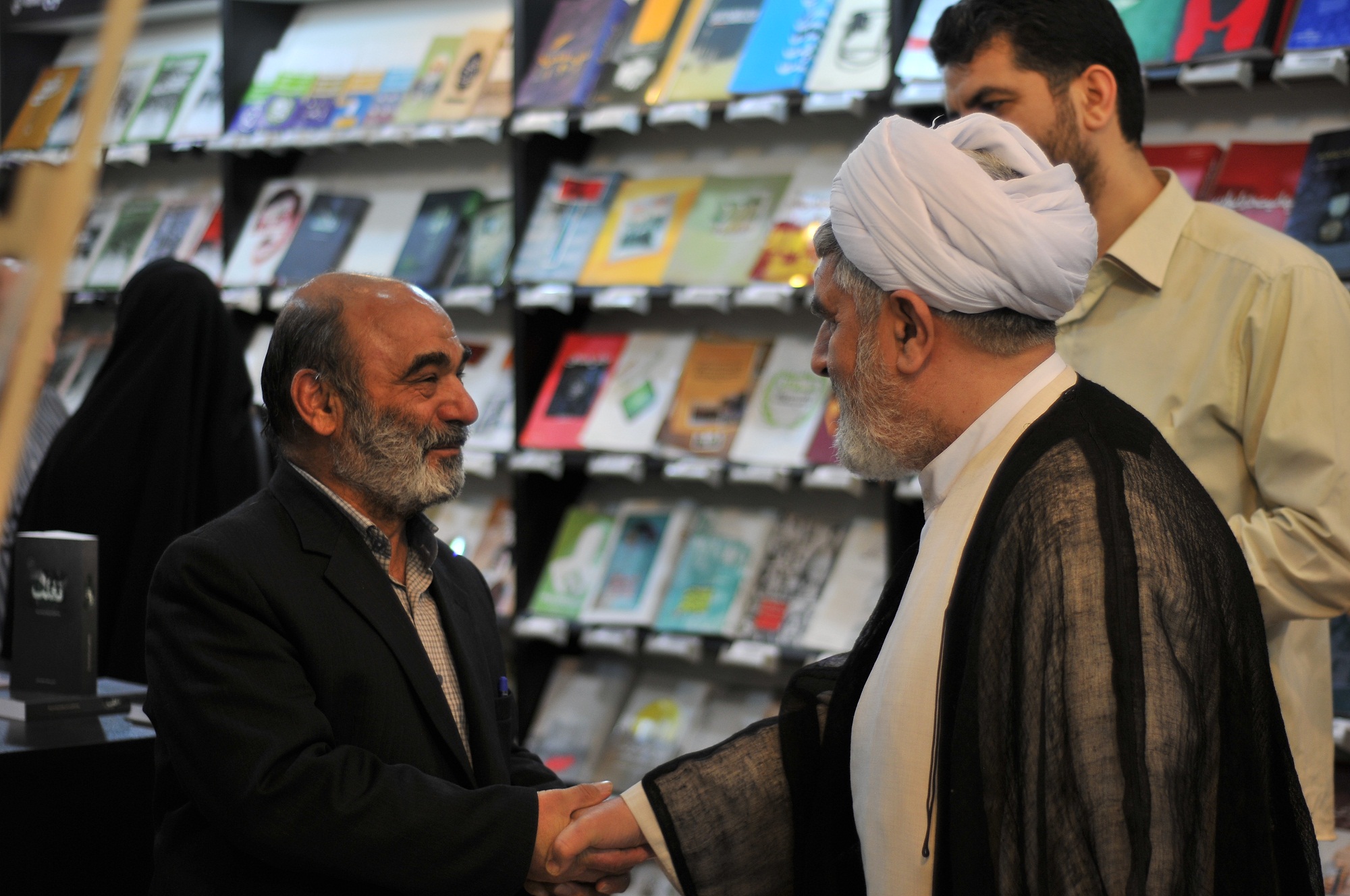 گزارش تصویری از حضور شخصیت‌های سیاسی، فرهنگی و نظامی در غرفه مرکز اسناد انقلاب اسلامی در نمایشگاه کتاب