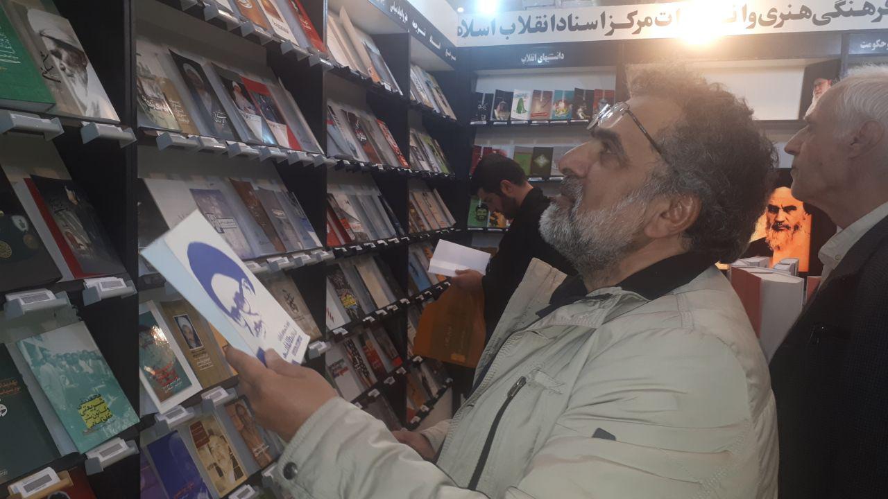 گزارش تصویری از حضور شخصیت‌های سیاسی، فرهنگی و نظامی در غرفه مرکز اسناد انقلاب اسلامی در نمایشگاه کتاب
