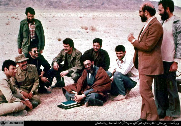 تصاویر بازدید آیت‌الله خامنه‌ای از بقایای تجهیزات نظامی ارتش آمریکا در طبس