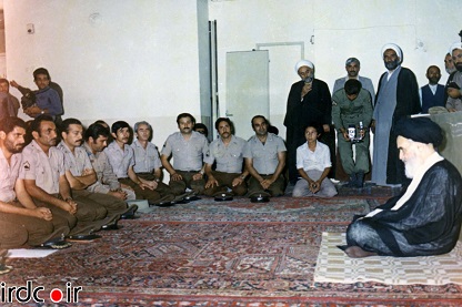 حمایت امام خمینی از ارتش در آستانه پیروزی انقلاب اسلامی/ امام خمینی درخواست ملاقات کدام گروه‌ها را رد کردند؟