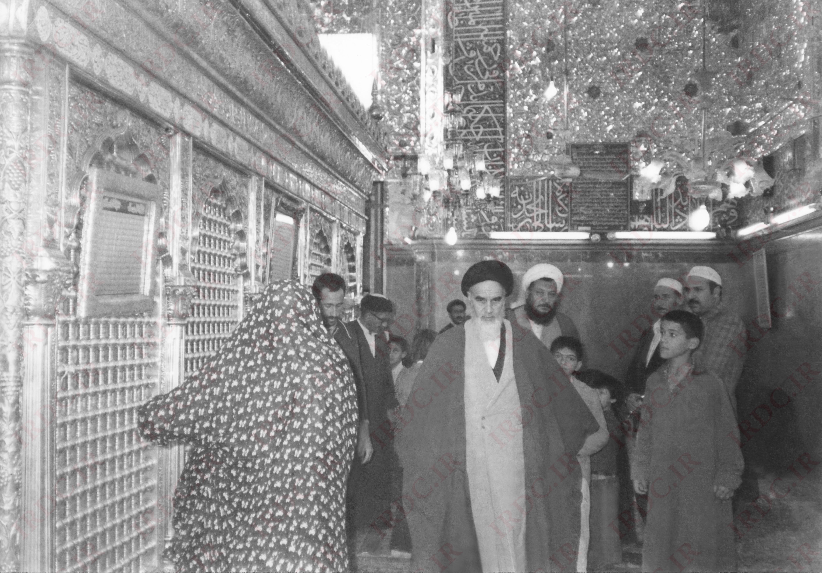 تصاویر کمتر دیده شده امام خمینی در حرم امیرالمومنین علی (ع)