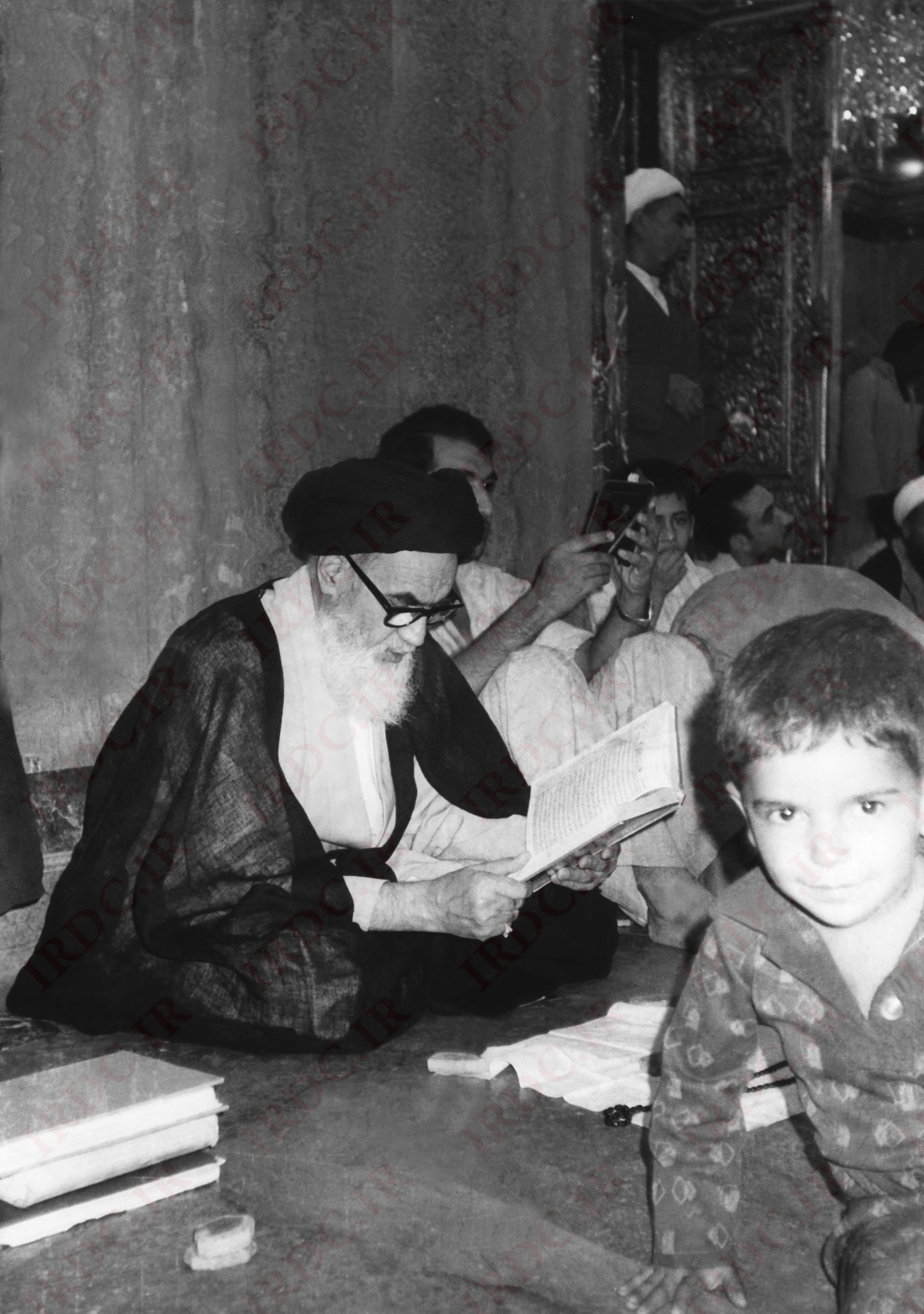تصاویر کمتر دیده شده امام خمینی در حرم امیرالمومنین علی (ع)