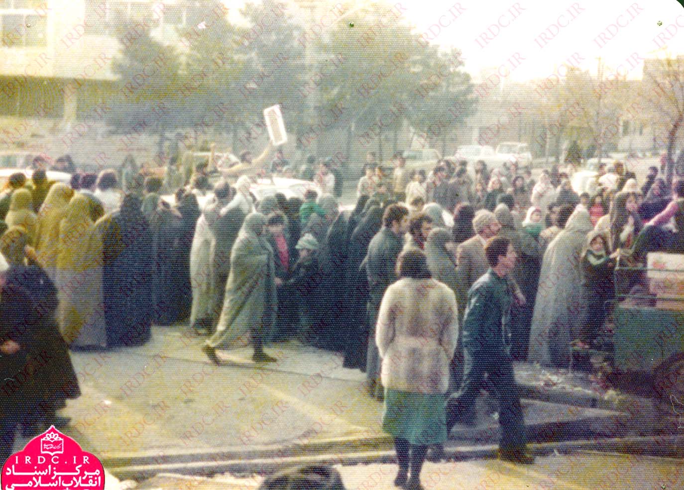 تصاویر کمتر دیده شده از شادی مردم پس از فرار محمدرضا پهلوی از ایران