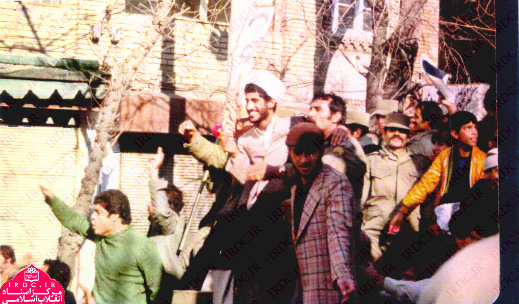تصاویری از شادی مردم در روز 22 بهمن 1357