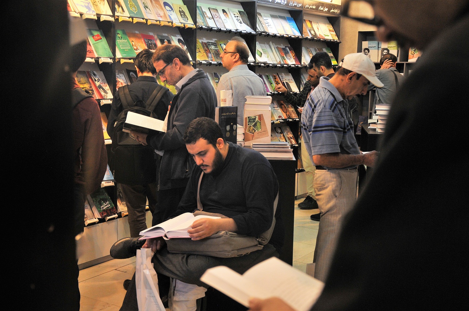 گزارش تصویری از حضور مردم درغرفه مرکز اسناد انقلاب اسلامی در نمایشگاه بین‌المللی کتاب تهران