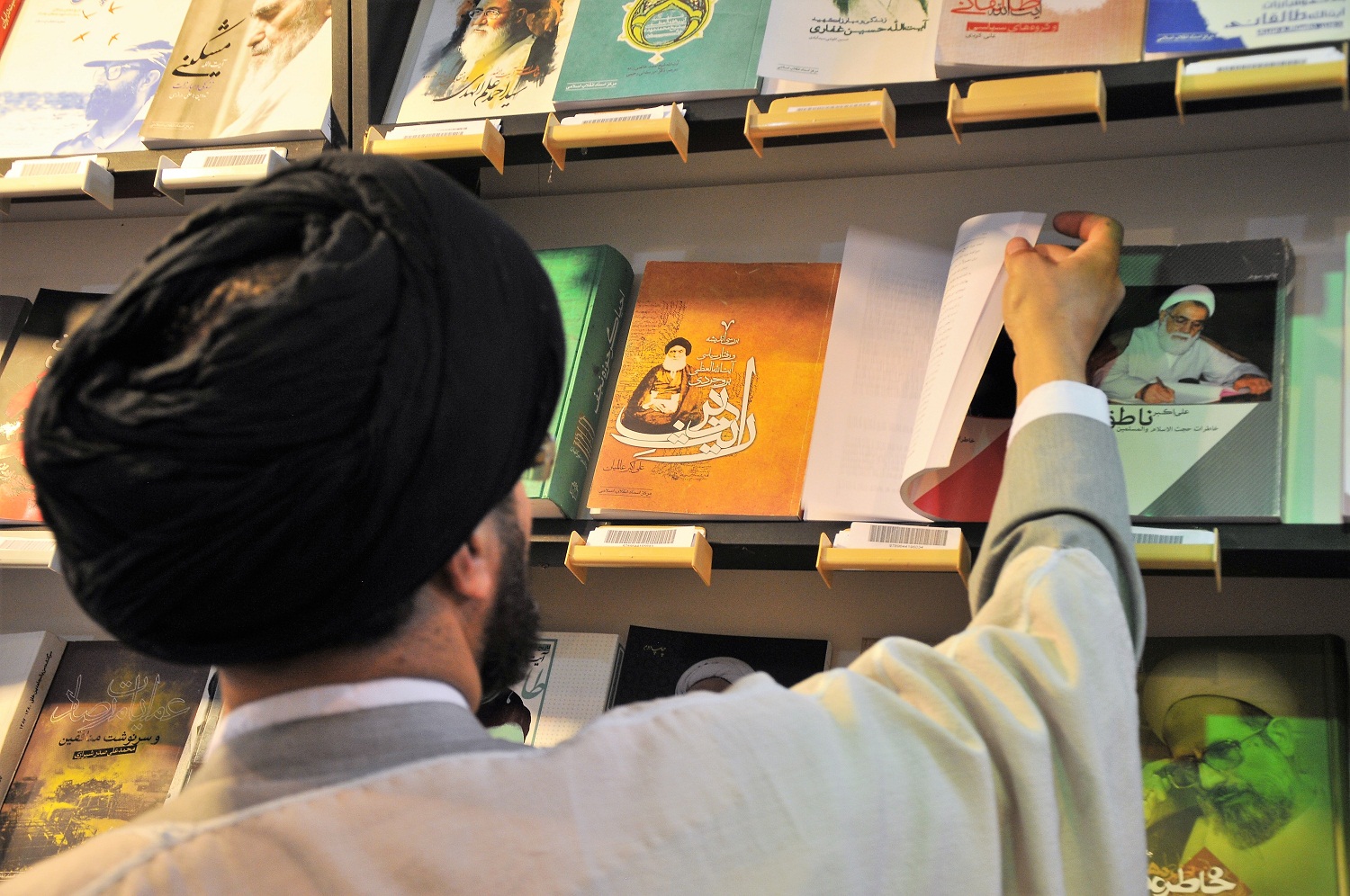 گزارش تصویری از حضور مردم درغرفه مرکز اسناد انقلاب اسلامی در نمایشگاه بین‌المللی کتاب تهران