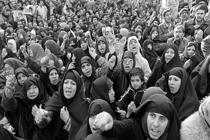 اولین تظاهرات زنان در حمایت از امام خمینی/ عدم پذیرش مجروحین 15 خرداد در بیمارستان‌ها