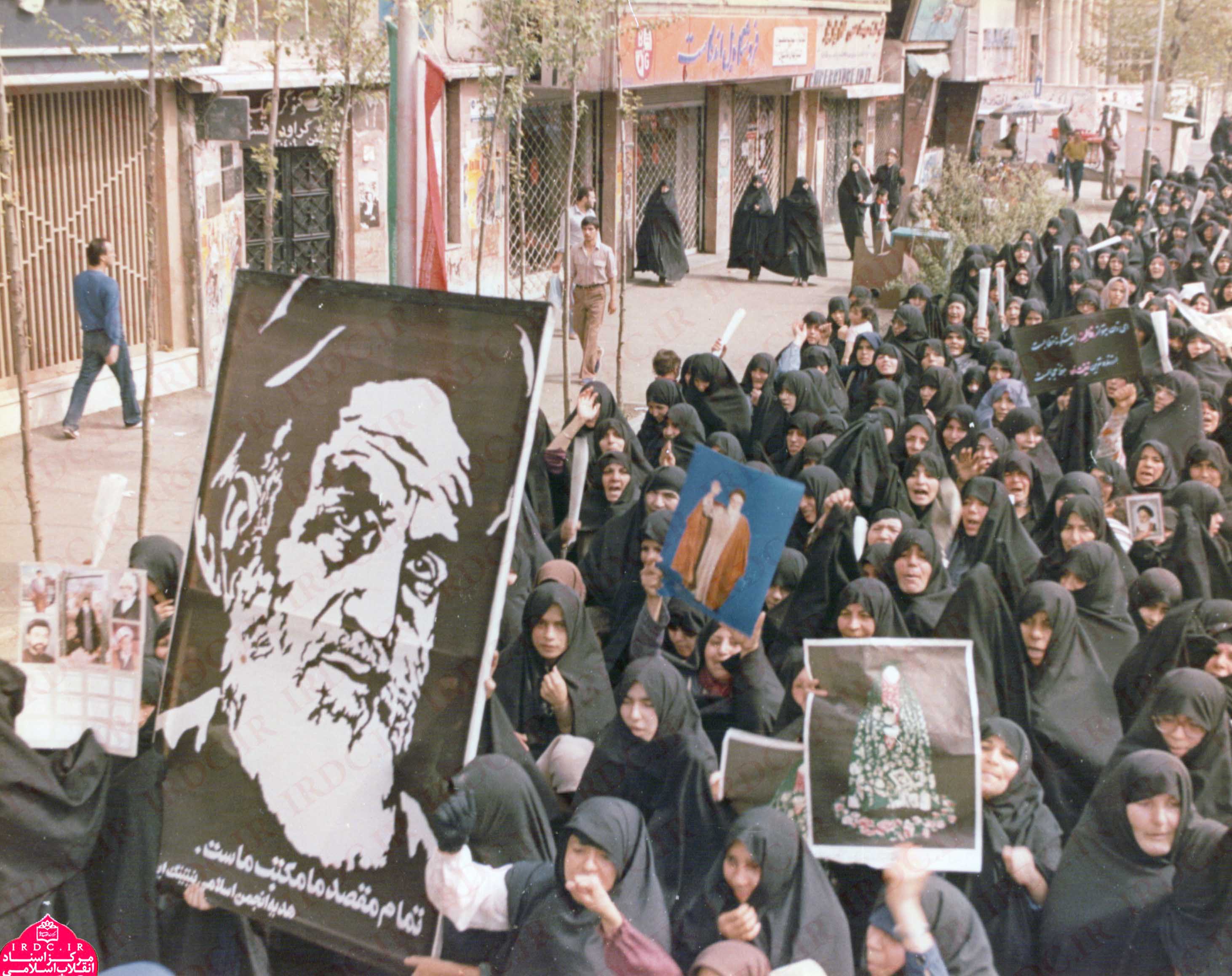 تصاویری از عزاداری مردم پس از رحلت امام خمینی