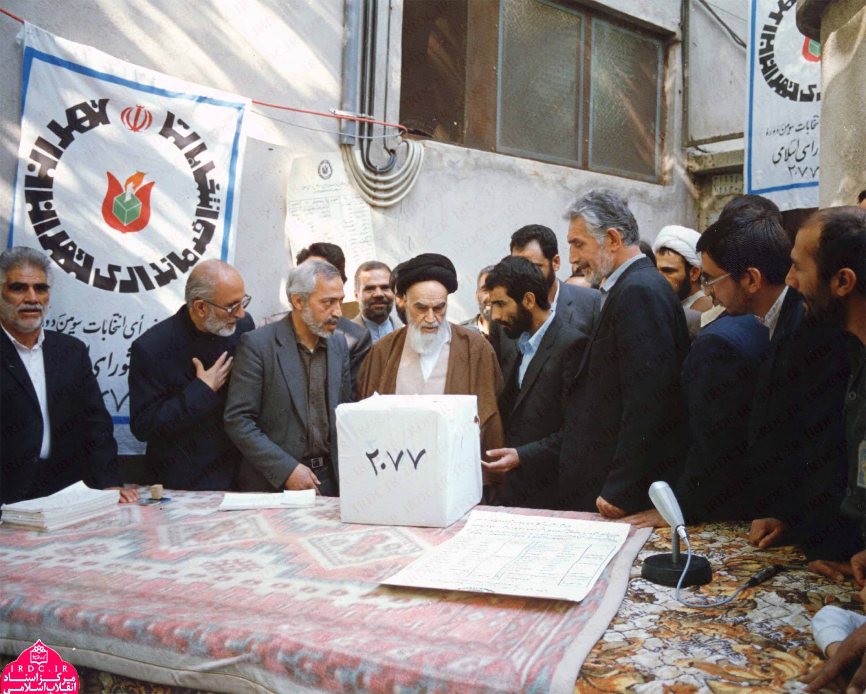 تصاویری از شرکت امام در انتخابات