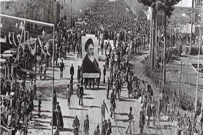 سقوط مجسمه‌های محمدرضا پهلوی از میادین یزد در محرم 57