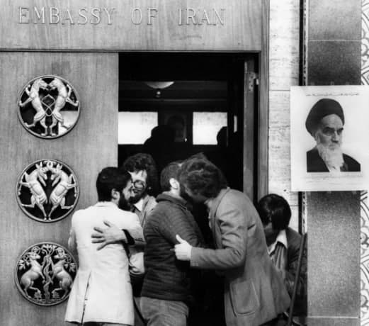 اولین نهاد دیپلماتیکی که امام خمینی تأسیس کرد / ماجرای سفارت انقلاب اسلامی در امریکا چه بود؟