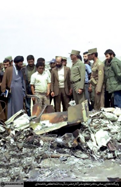 تصاویر بازدید آیت‌الله خامنه‌ای از بقایای تجهیزات نظامی ارتش آمریکا در طبس