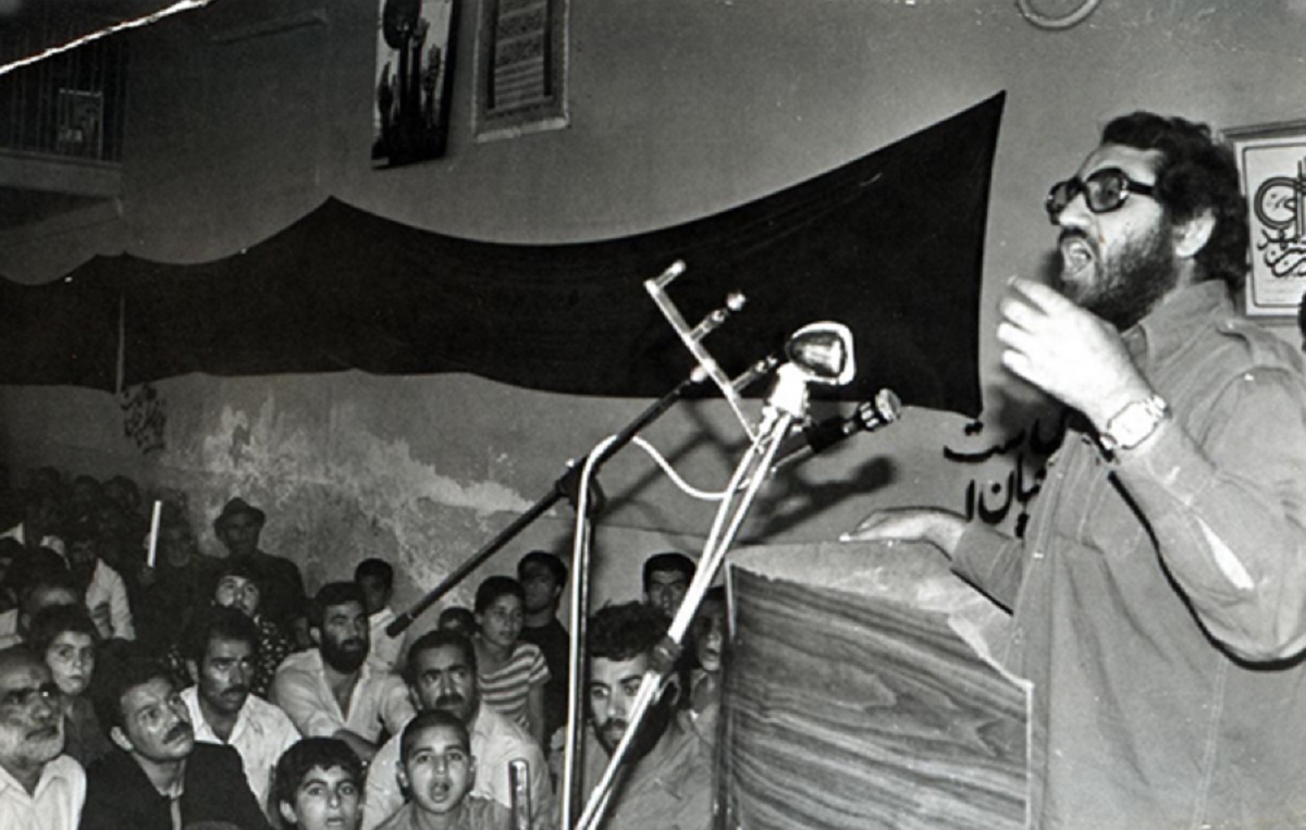 مرتضی محمودی در حال سخنرانی