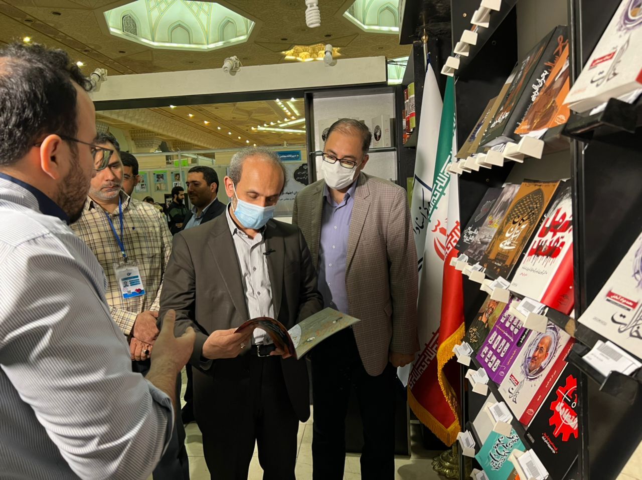 گزارش تصویری از حضور شخصیت‌های فرهنگی و سیاسی در غرفه مرکز اسناد انقلاب اسلامی