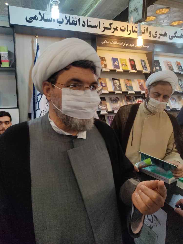 محمدعلی رحمانی در غرفه مرکز اسناد انقلاب اسلامی