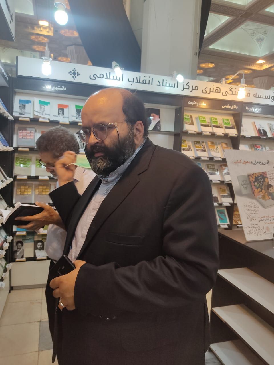 علی‌محمد مؤدب در غرفه مرکز اسناد انقلاب اسلامی