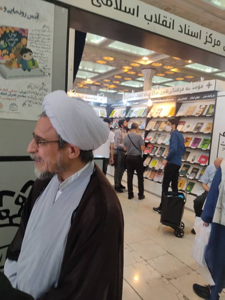 علی مصباح در غرفه مرکز اسناد انقلاب اسلامی