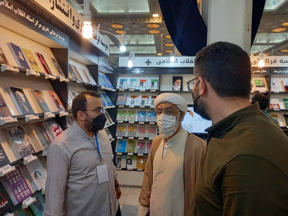 مصطفی پورمحمدی در غرفه مرکز اسناد انقلاب اسلامی