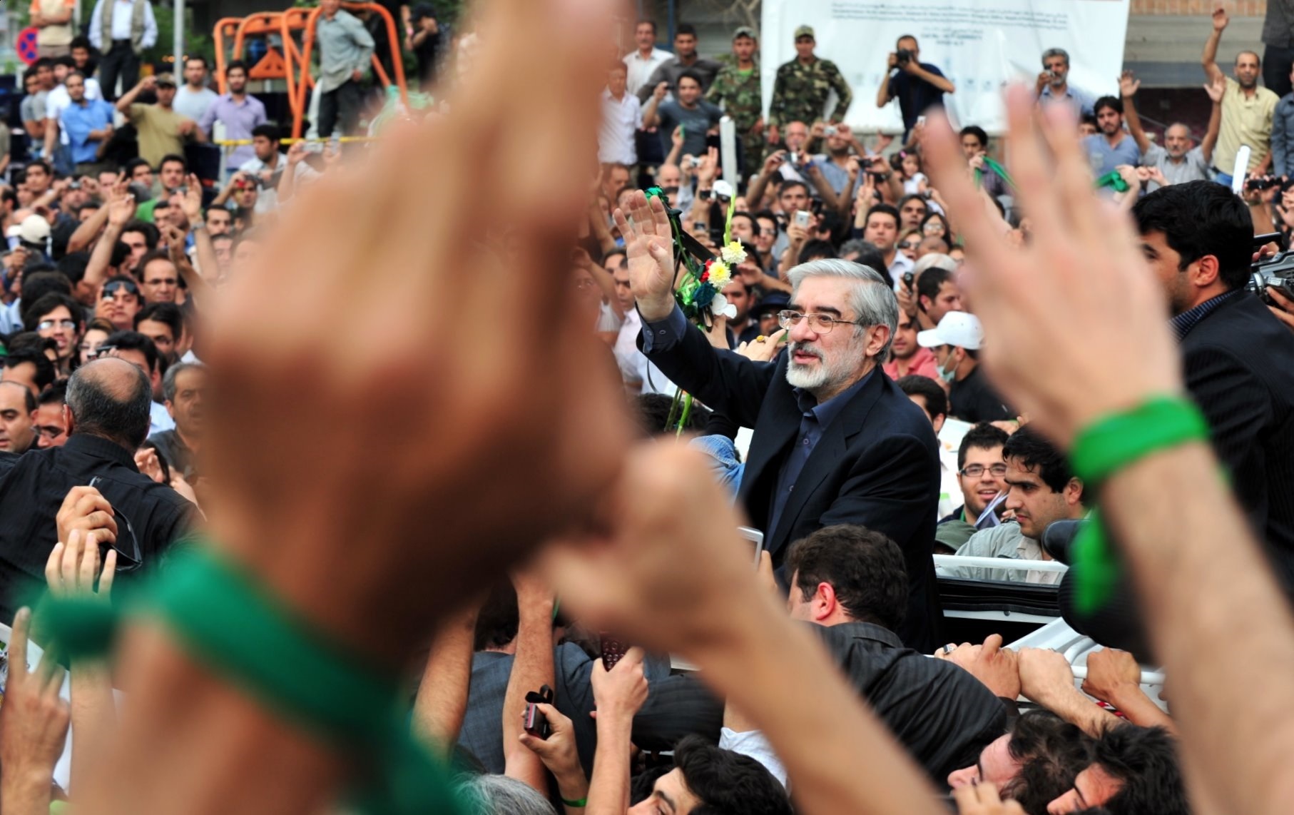 فراخوان موسوی برای حضور دوباره طرفدارانش در خیابان‌ها/ مجله شوایتس: آشوب‌های ایران را آمریکا مدیریت می‌کند
