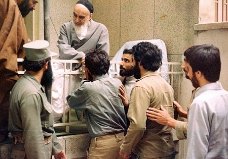 تفقد امام خمینی به خانواده شهدای جنگ تحمیلی