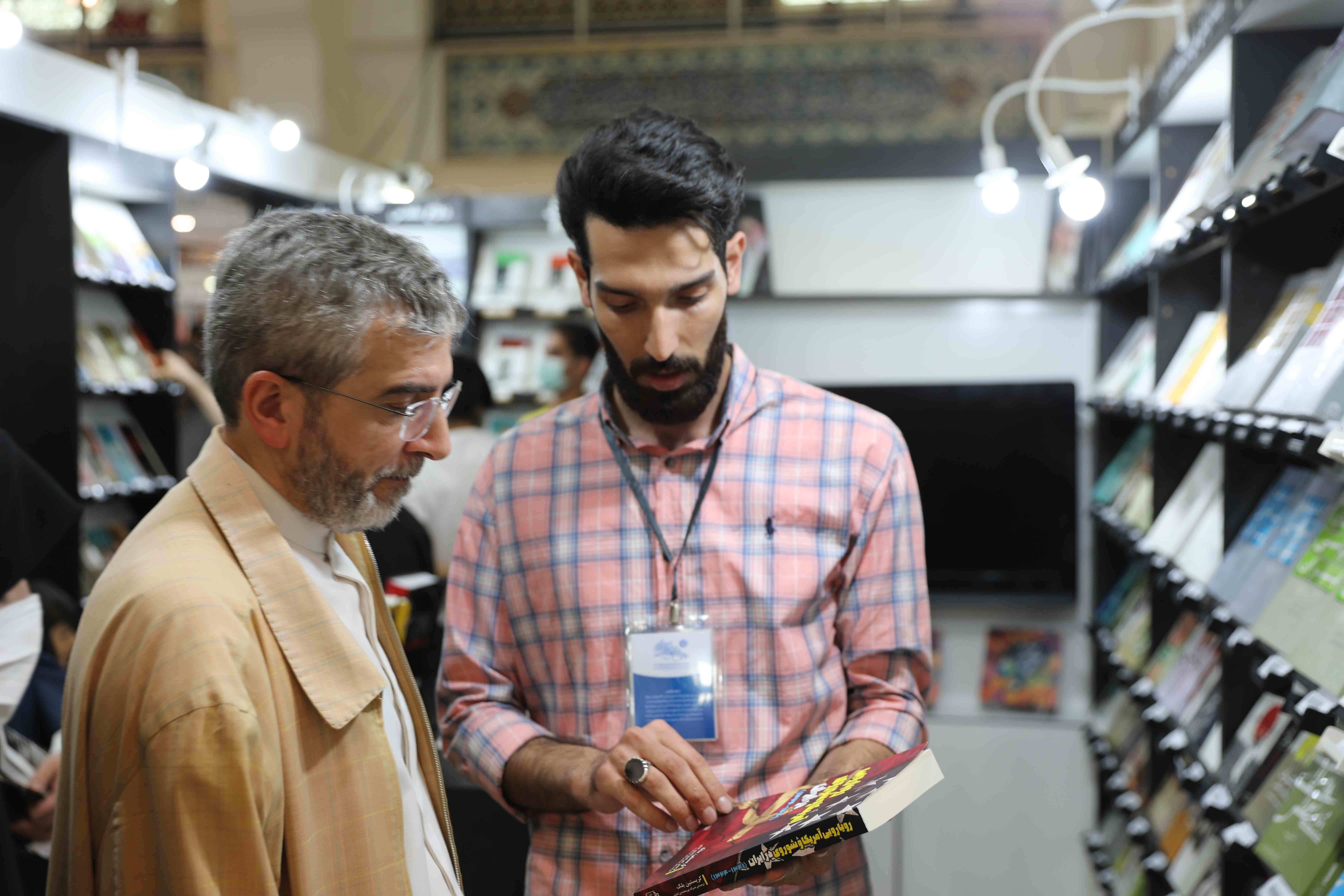 بازدید اهالی فرهنگ و سیاست از غرفه مرکز اسناد انقلاب اسلامی در نمایشگاه کتاب + تصاویر