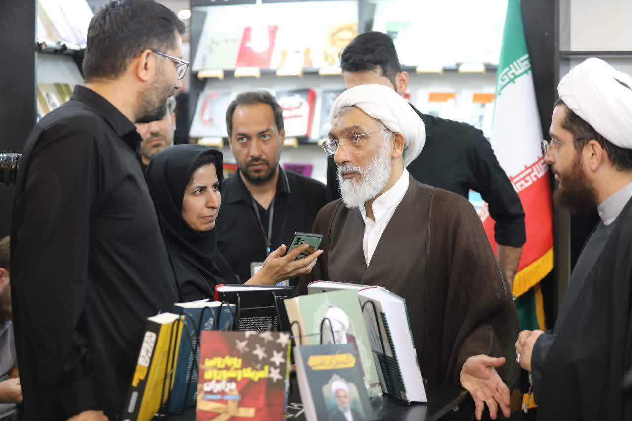 حضور رئیس مرکز اسناد انقلاب اسلامی در سی‌وچهارمین نمایشگاه کتاب تهران + فیلم