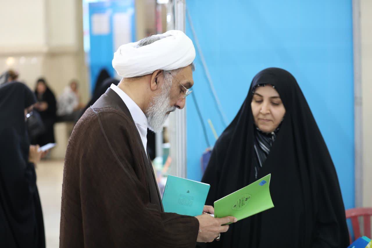 تصاویر بازدید رئیس مرکز اسناد انقلاب اسلامی از نمایشگاه کتاب