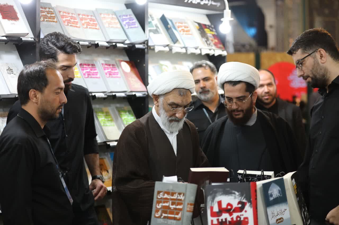 تصاویر بازدید رئیس مرکز اسناد انقلاب اسلامی از نمایشگاه کتاب