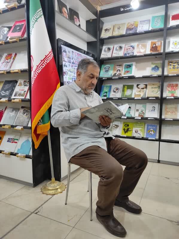 بازدید اهالی فرهنگ و سیاست از غرفه مرکز اسناد انقلاب اسلامی در نمایشگاه کتاب| بخش دوم