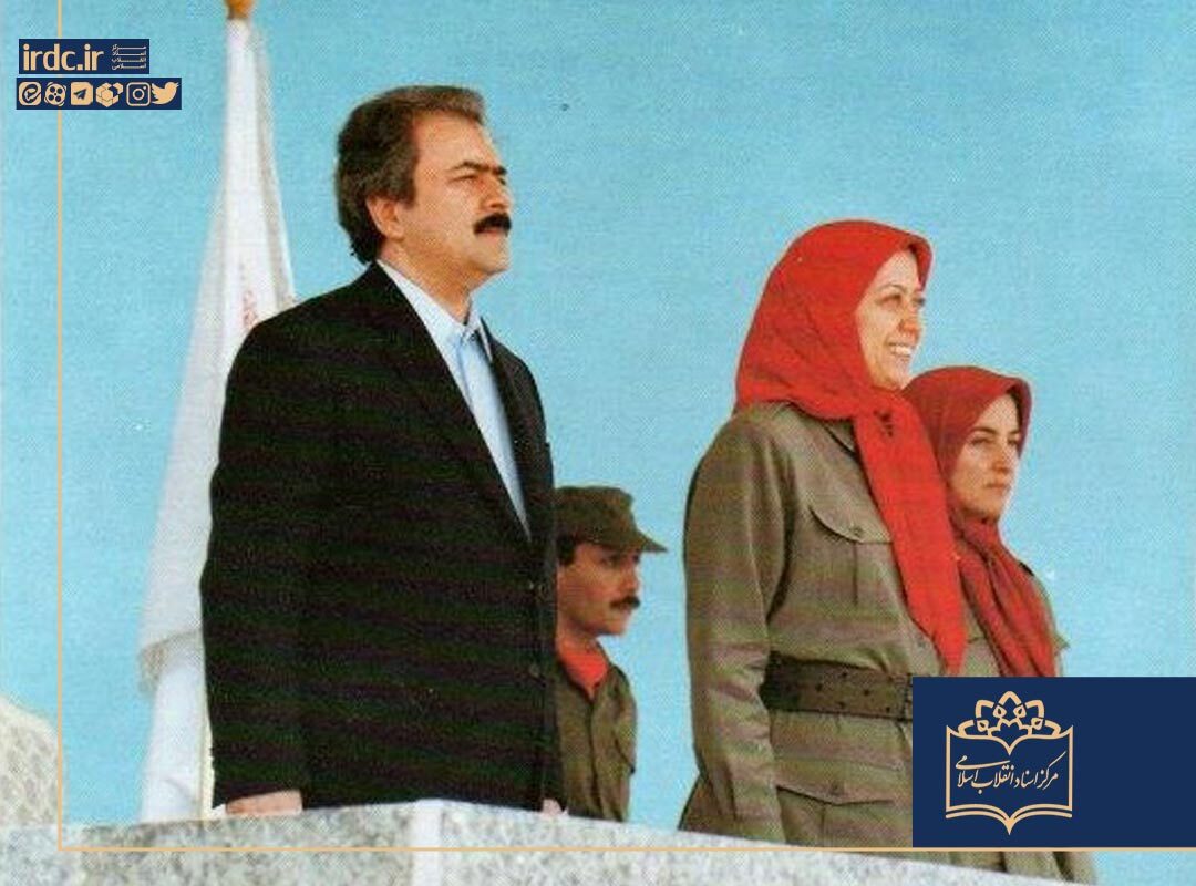 مسعود خدابنده نفر ایستاده پشت سر رهبران سازمان در زمان حفاظت مسعود رجوی