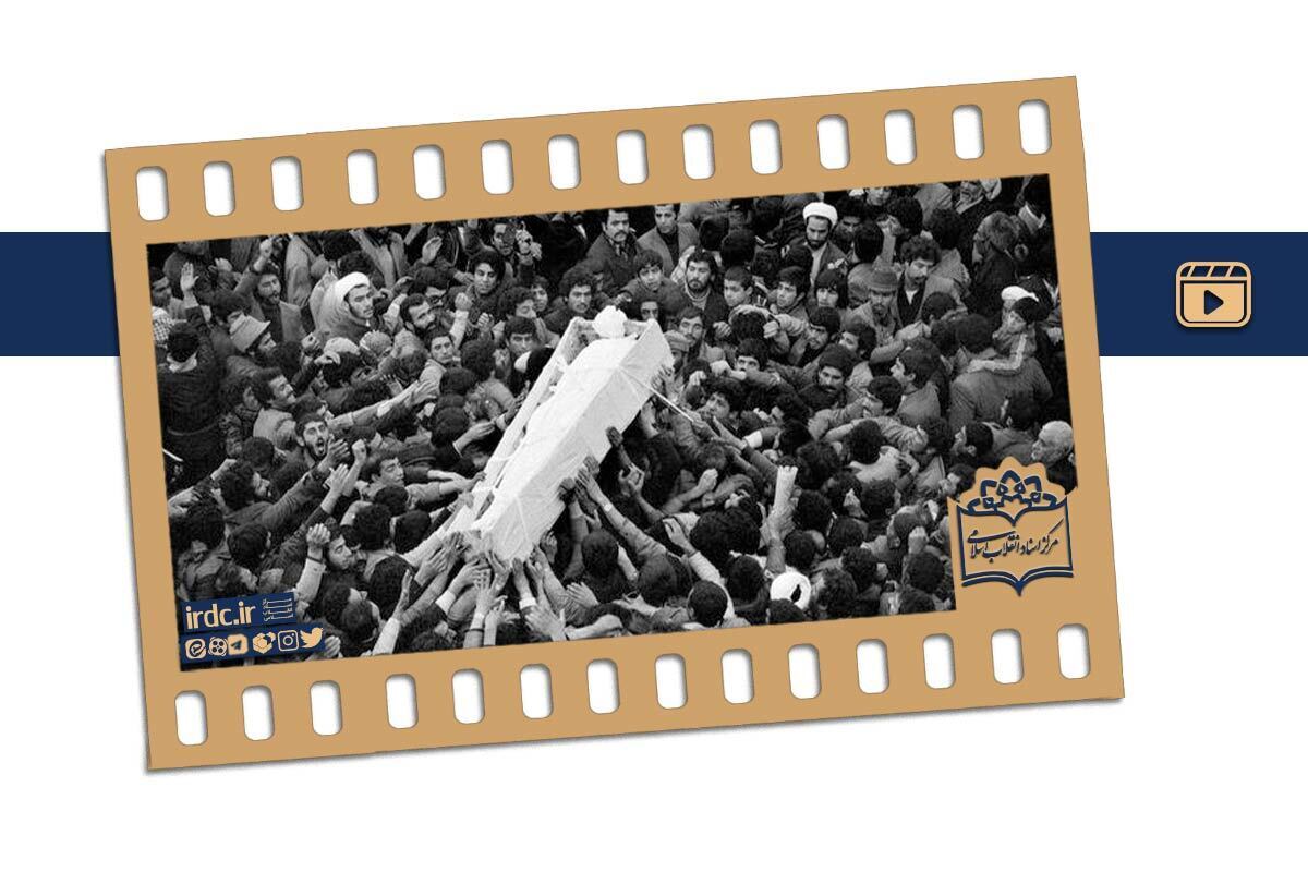 کفن آیت‌الله خامنه‌ای بر پیکر امام + فیلم