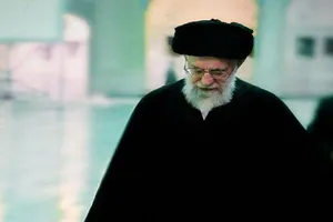تصاویری از حضور رهبر انقلاب بر مزار شهیدان طیب حاج‌رضایی و حاج اسماعیل رضایی