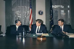 The narration of American diplomats in the face of the Islamic Revolution
