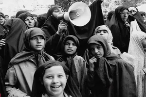 دور أمهات الشهداء في استمرار النضال الثوري للشعب الإيراني / إشادة الإمام الخميني بصبر ومقاومة أمهات الشهداء