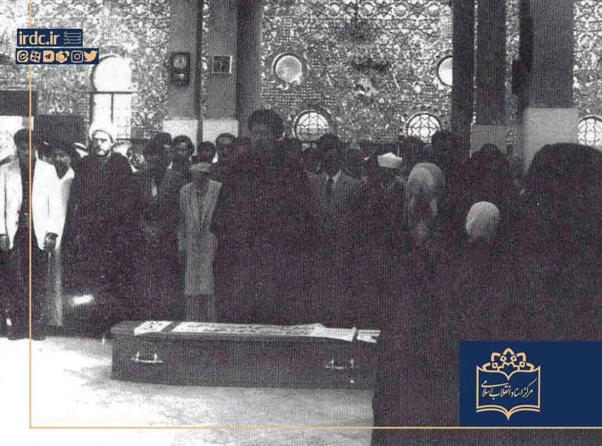 امام موسی صدر در حال اقامه نماز بر پیکر دکتر شریعتی در حرم حضرت زینب(س)