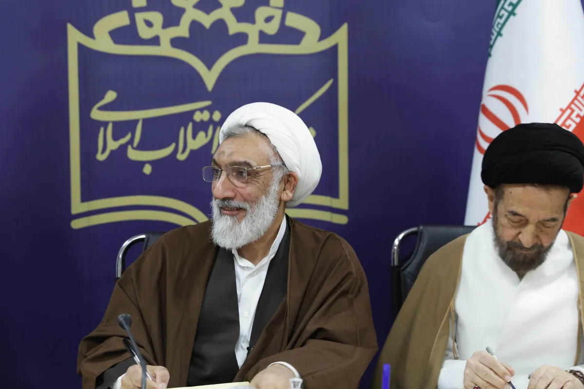 حجج اسلام مصطفی پورمحمدی و سید حمید روحانی در نشست هم&zwnj;اندیشی با تاریخ&zwnj;نگاران جوان
