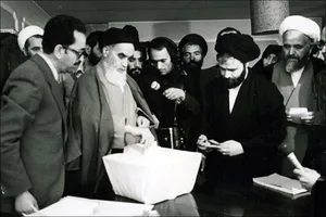 فیلم رای دادن حضرت امام خمینی در ماشین به جمهوری اسلامی