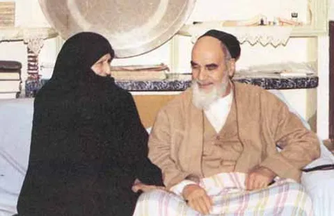 روایت همسر امام از عمامه‌گذاری آیت‌الله سیدمصطفی خمینی/ امام خمینی درباره حاج‌آقا مصطفی فرمودند: من او را با تمام مستحبات خودم شریک كرده‌ام