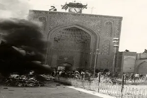 مسجد کرمان را، کتاب قرآن را، شاه به آتش کشید