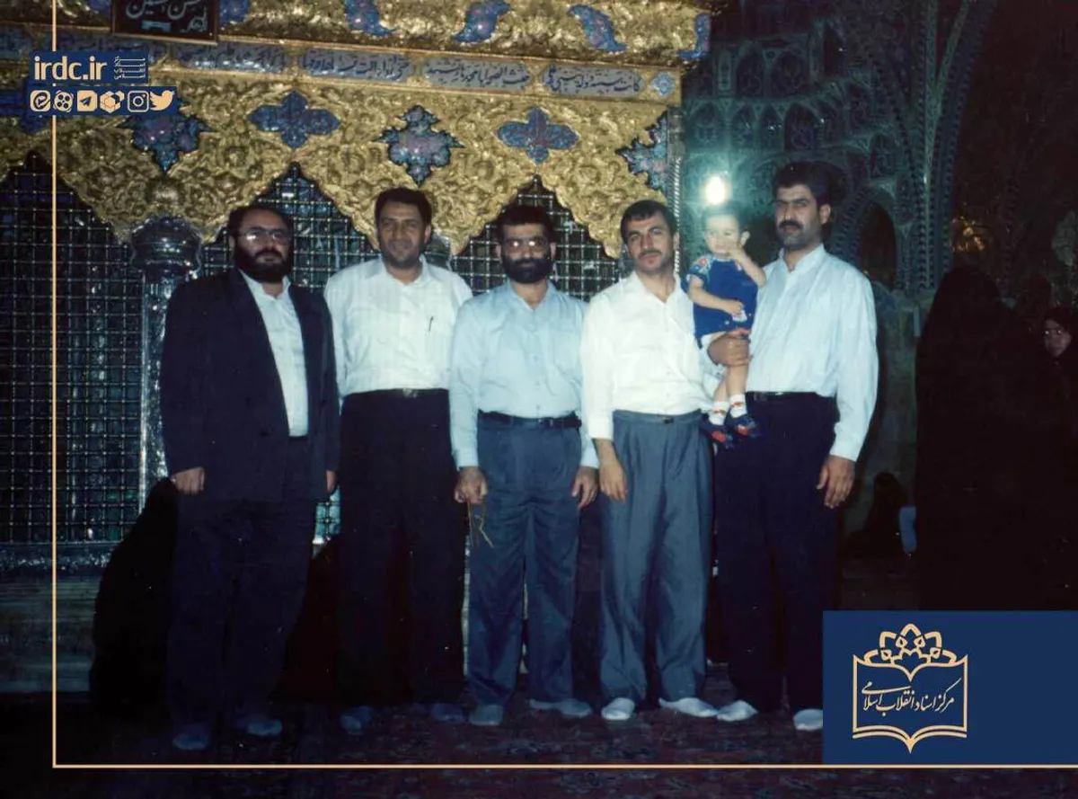 سید احمد آوایی به همراه دوستان در حرم حضرت زینب(س)