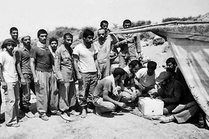 صندوق انتخابات وسط میدان جنگ و زیر آتش دشمن+تصاویر