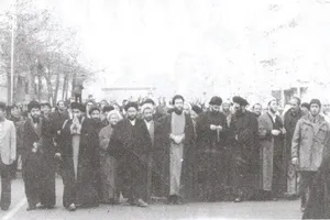 نحوه توزیع اعلامیه‌های امام خمینی در استان همدان / آخوندی که با جیپ اعلامیه پخش می‌کرد!