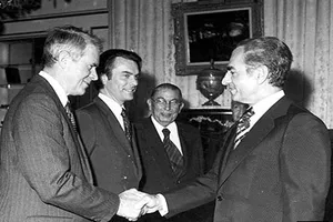 What does US former foreign minister think are the causes for the fall of Pahlavi dynasty?