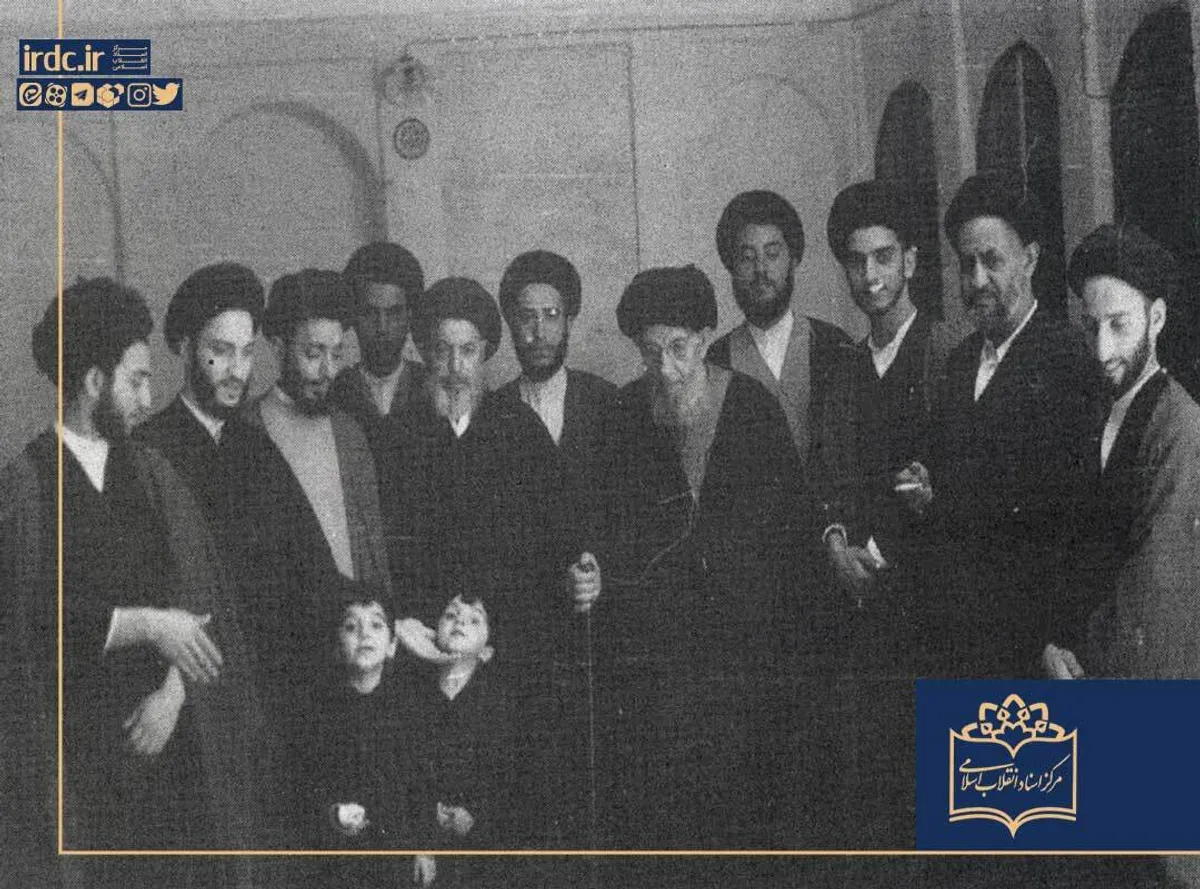 آیت الله العظمی حکیم در جمع پسرانش