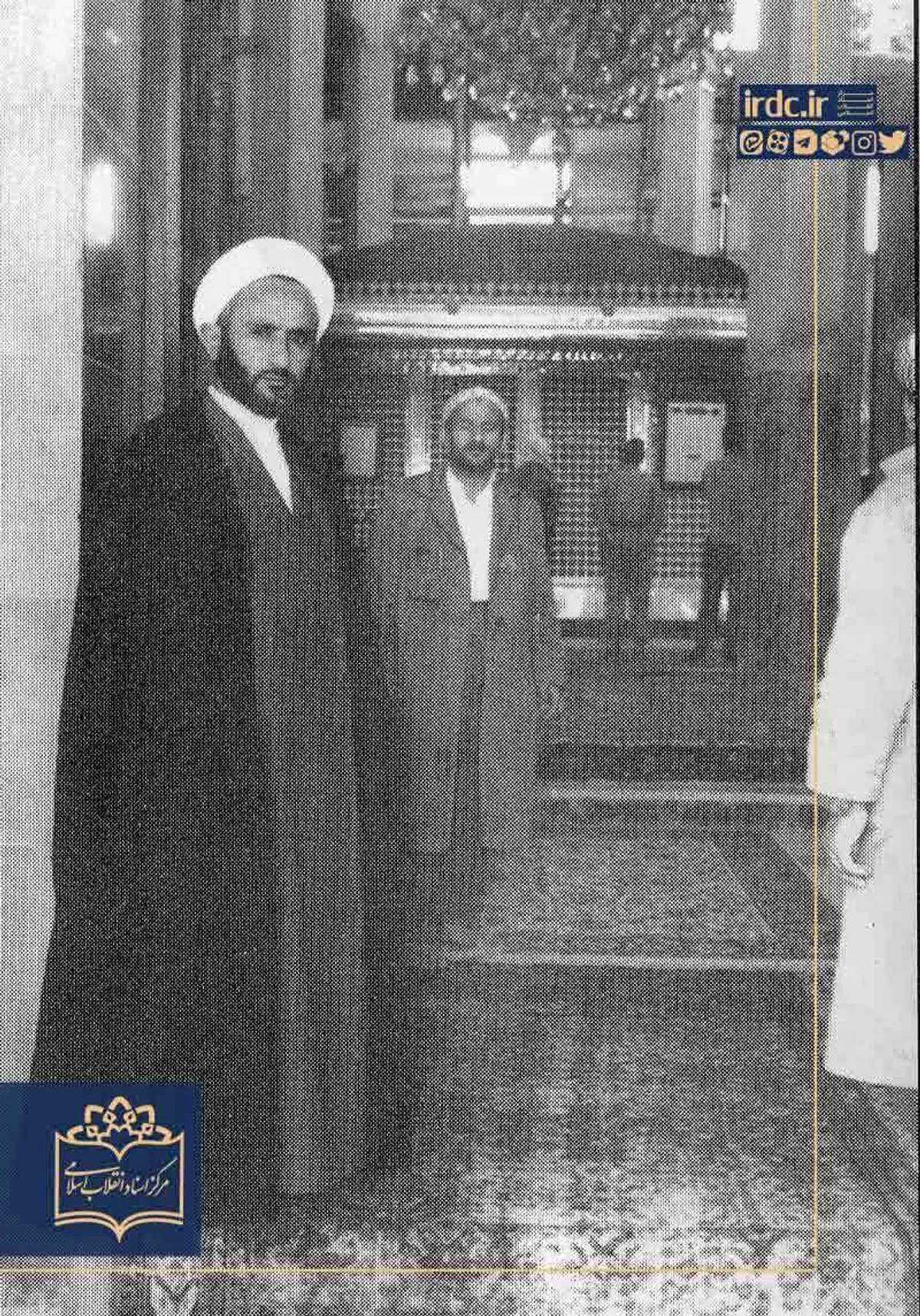 حجت الاسلام علی دوانی در حرم حضرت زینب در سال 1346
