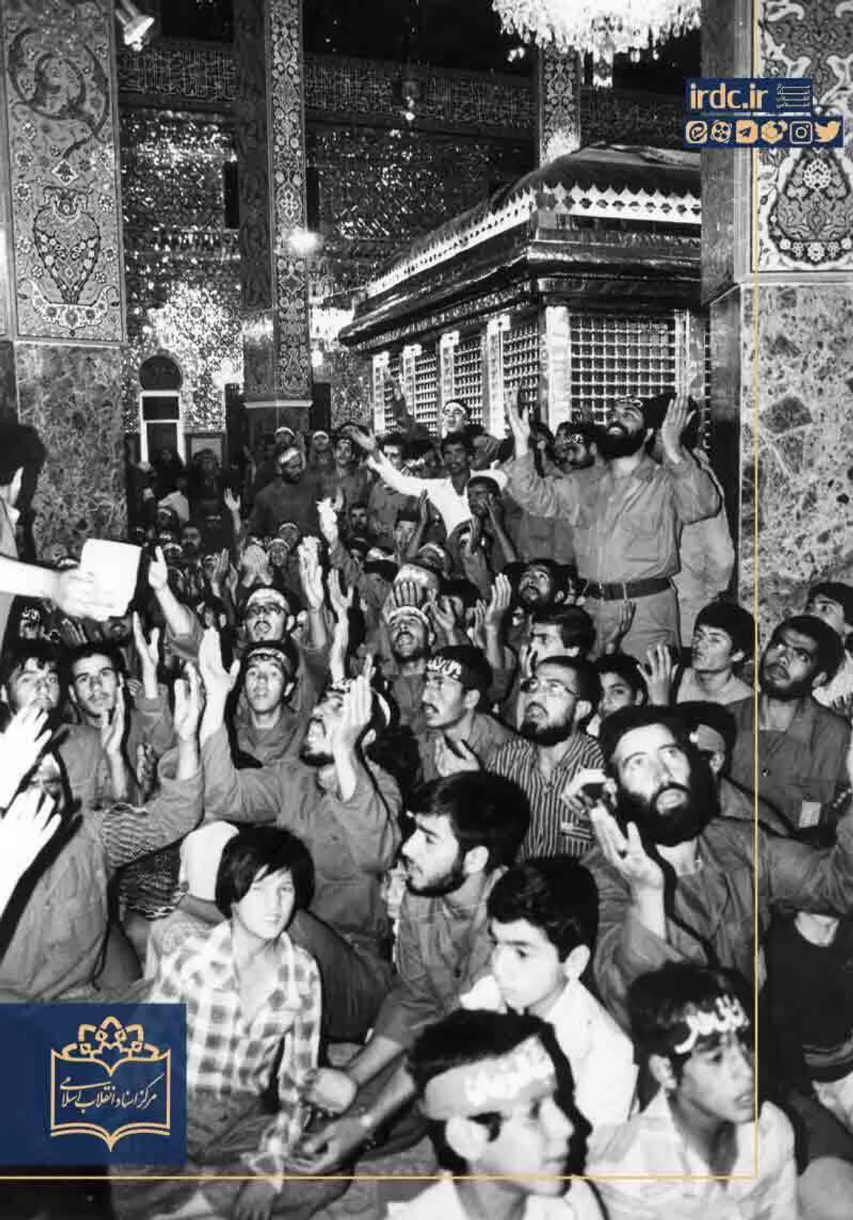 جمعی از رزمندگان ایرانی در حرم حضرت زینب(س) در دهه شصت